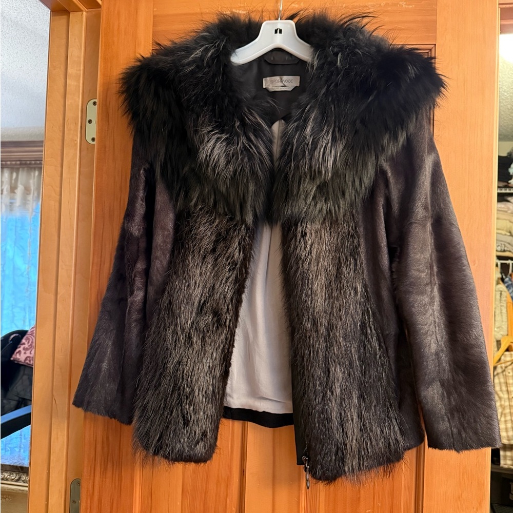 SPORTMAX
SFILATA
RE12
24
Black Jacket
Jacket with fur collar